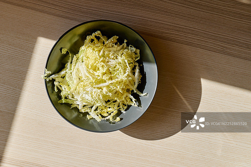 碗中切好的北京大白菜，顶部视角图片素材