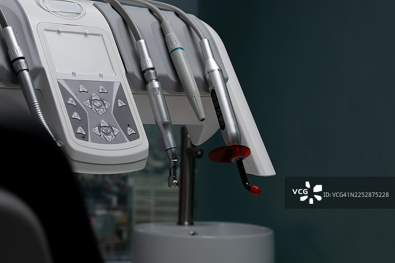 现代牙科诊所设备，已准备就绪，可供治疗。用于口腔保健的牙科工具和器械，附有复制空间。图片素材