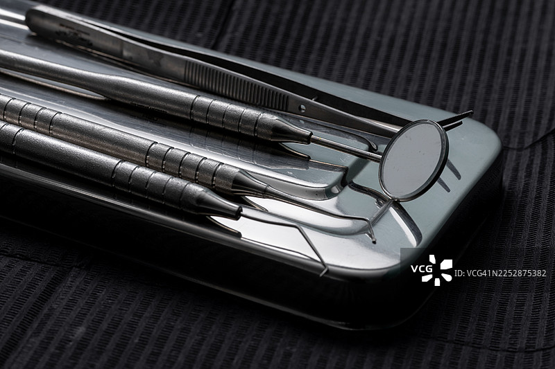 诊所内用于口腔卫生和牙科检查的牙科器械，托盘上无菌器械的特写图片素材