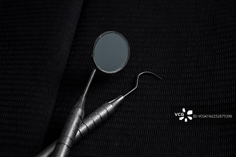 口腔卫生牙科器械，专业牙科护理，洁净牙齿和健康牙龈概念图片素材