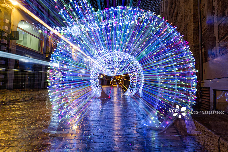 在年末假期期间，拉近拍摄纳尔博讷市中心图片素材