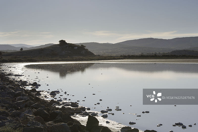 咸水池塘，薄雾弥漫的早晨，逆光拍摄图片素材