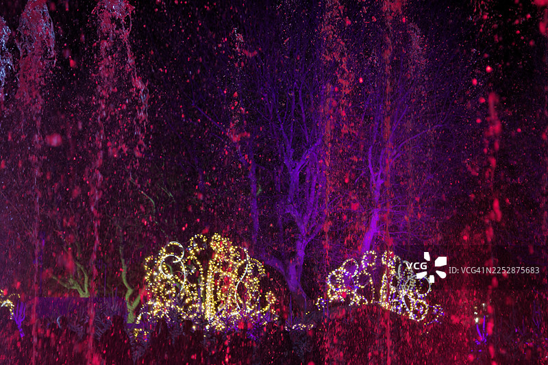 城市中心广场上色彩斑斓的水柱特写，位于贝济耶市图片素材