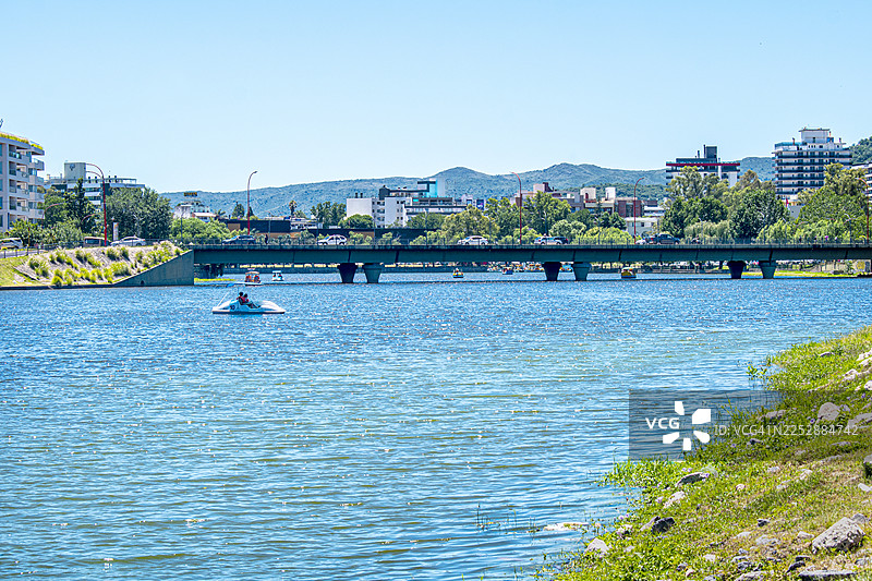 阿根廷科尔多瓦省卡洛斯帕斯别墅。圣罗克湖和城市景观。图片素材