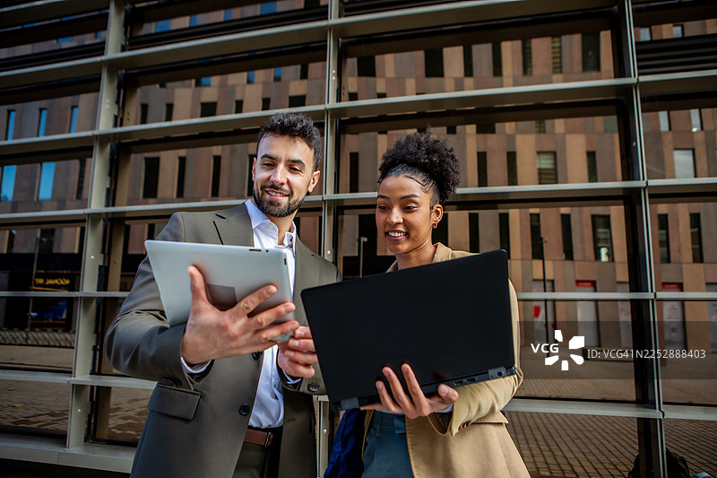 不同肤色的商界人士在办公室外协作使用科技图片素材