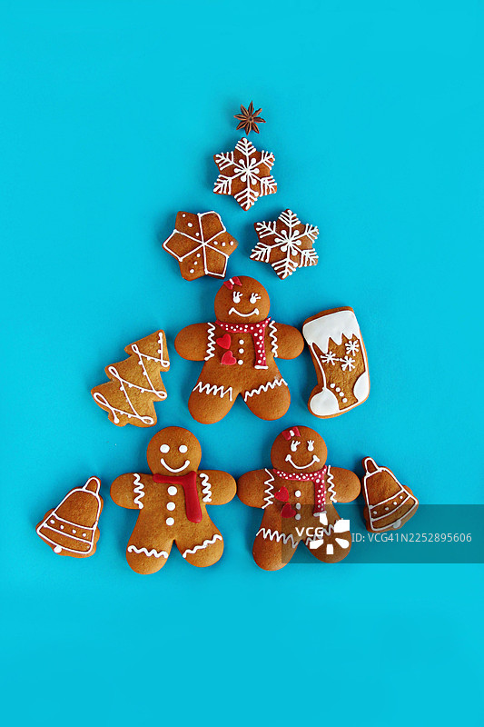 薄荷姜饼饼干圣诞树，背景为绿松石色图片素材