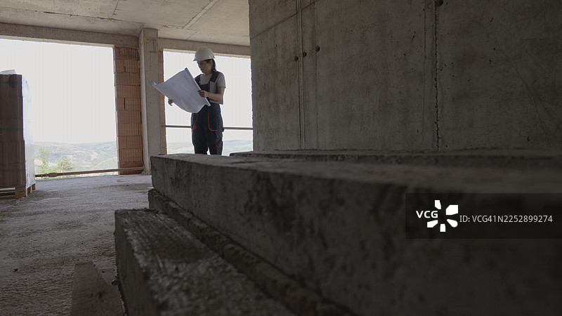 女建筑工人正在建造多层建筑工地图片素材