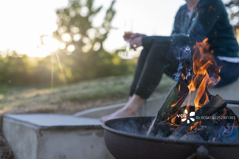 坐在火坑旁图片素材