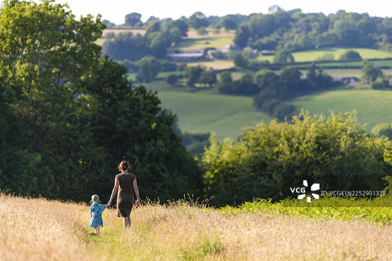 一位母亲在夏天与小女孩一同散步图片素材