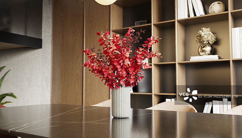 现代餐厅内饰中的红色桉树花束图片素材