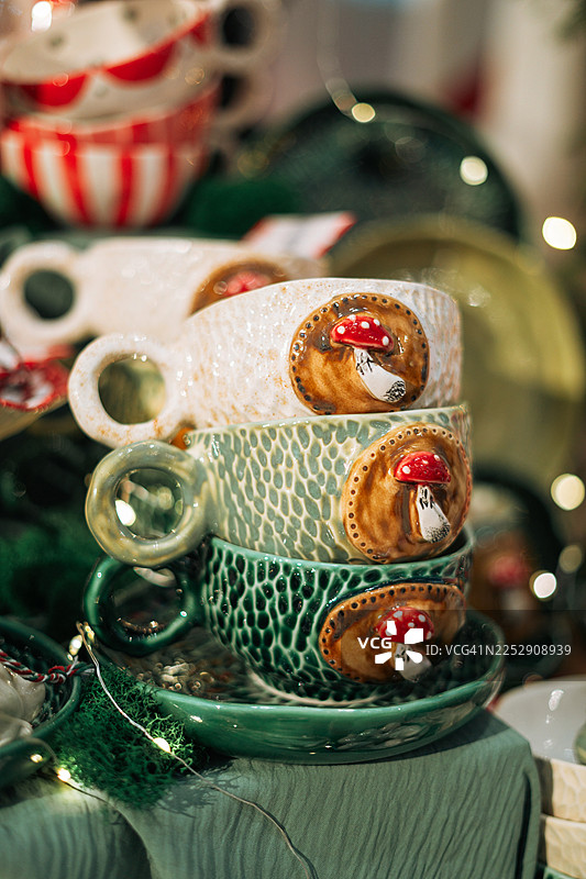 圣诞集市细节：手工陶瓷马克杯，装饰有奇幻蘑菇图案图片素材