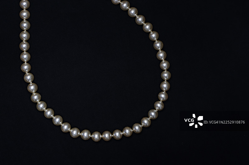 一串白色珍珠项链，背景为黑色图片素材