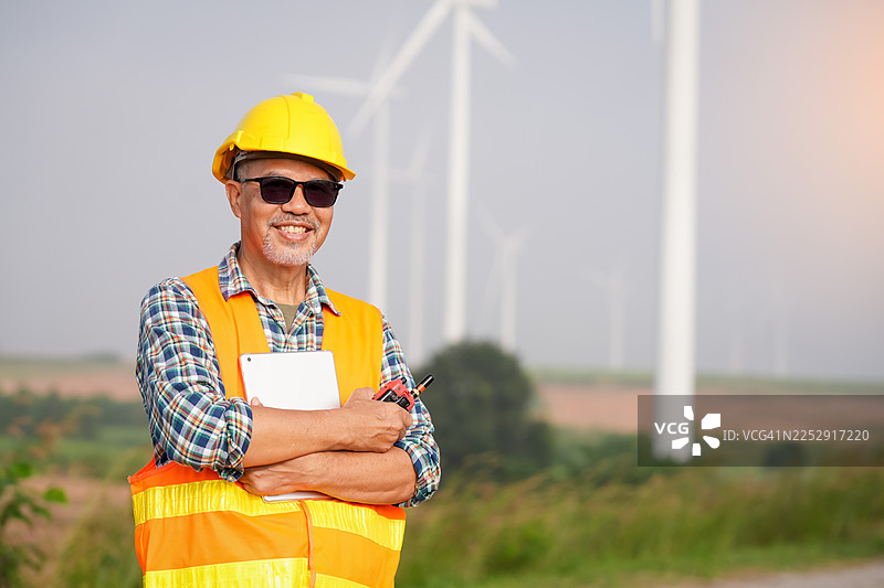 可再生能源建设者在风力发电场工作的专业肖像，户外特写，注重环境可持续性图片素材