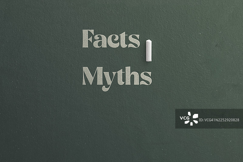 黑板上用经典的粉笔风格写着“事实与谬误”，传达出对比、清晰和批判性思维。图片素材