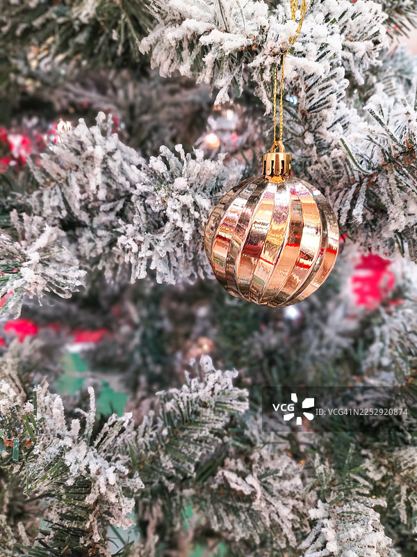 装饰的圣诞树。每年圣诞节，许多商店都会摆放挂有装饰物的圣诞树来营造节日气氛。图片素材