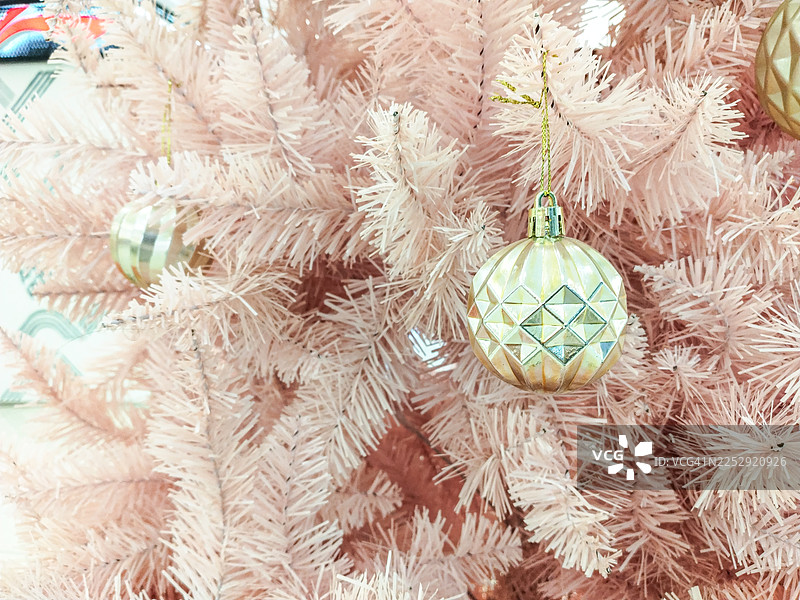 挂满装饰的圣诞树。每年圣诞节，许多商店都会用挂满装饰的圣诞树来营造节日气氛。图片素材