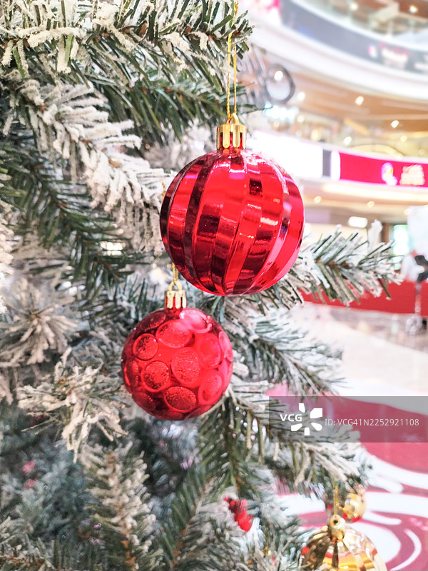 装饰一新的圣诞树。每年圣诞节，许多商家都会摆放挂满装饰的圣诞树来营造节日气氛。图片素材
