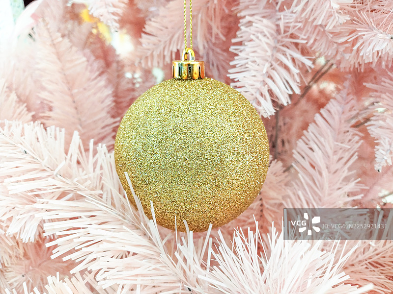 装饰圣诞树。每到圣诞节，许多商店都会摆放挂满装饰的圣诞树来营造节日气氛。图片素材