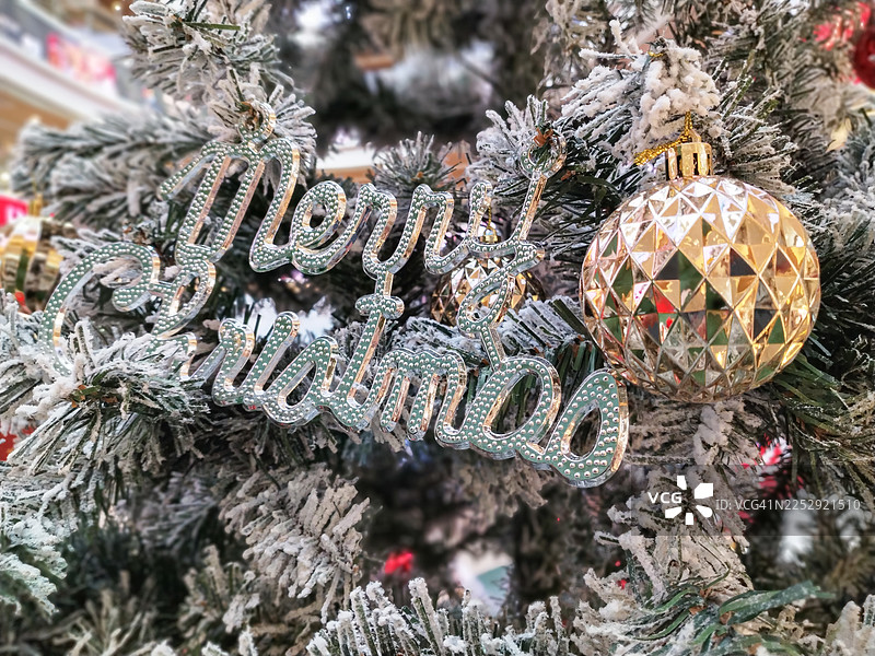 装饰圣诞树。每年圣诞节，许多商店都会用挂满装饰的圣诞树来营造节日气氛。图片素材