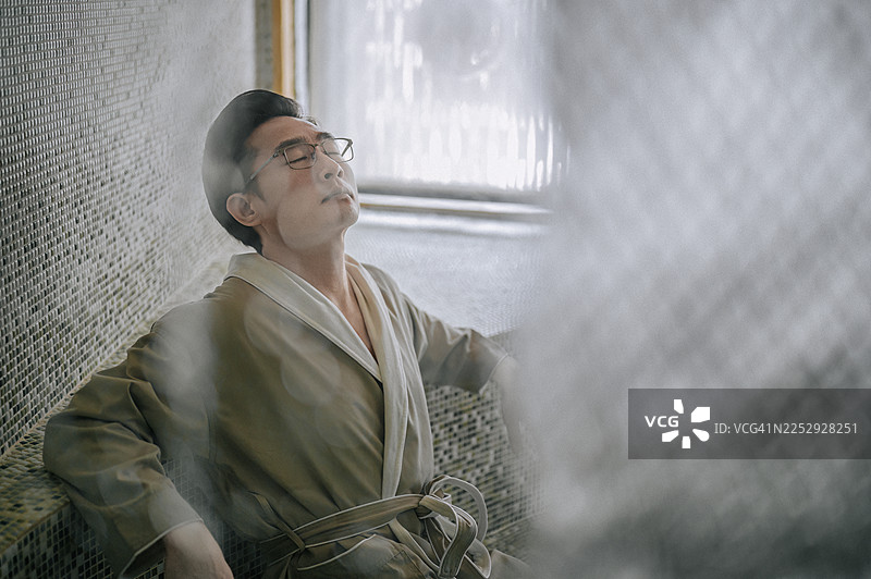亚洲男性在康养水疗期间，在蒸汽房中放松身心图片素材