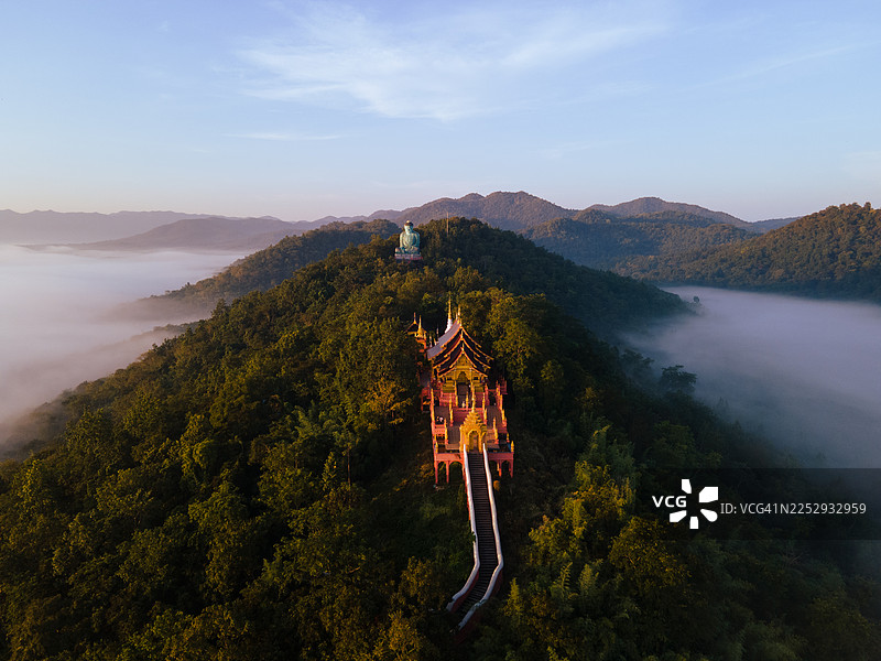泰国湄塔山区寺庙在晨雾中的鸟瞰图图片素材