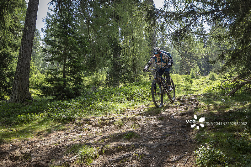回归本源的山地自行车运动。图片素材