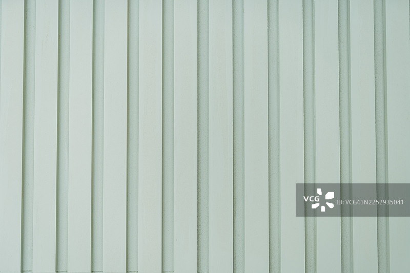 绿色木栅栏，墙板纹理。硬木风化木材表面，旧实木板条，乡村质朴的绿色背景。污垢褪色的木板面板结构，特写图片素材