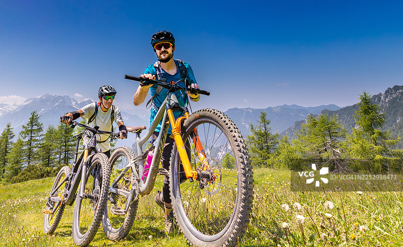 推着自行车上坡图片素材