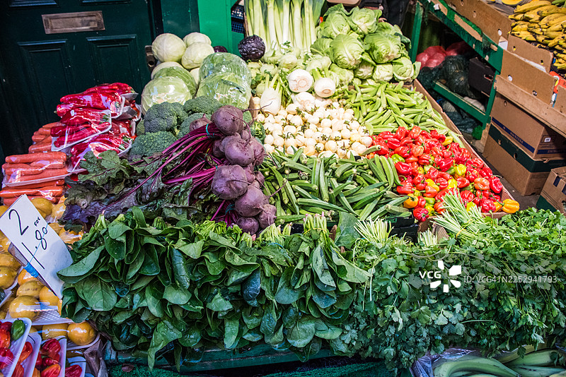 新鲜的甜菜根和时令蔬菜束图片素材