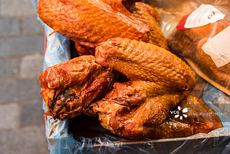 纸盒装的熏制清真母鸡翅膀在市场上售卖图片素材