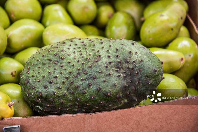 大刺榴莲在市场木箱中图片素材
