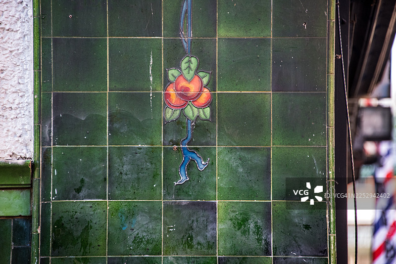 新艺术运动风格绿色瓷砖的细节，带有水果图案图片素材