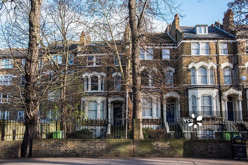 布里克森住宅街道上的一排维多利亚式联排房屋图片素材