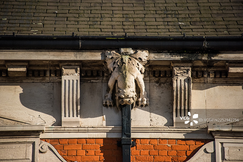 布里克斯顿图书馆外墙上的石雕怪兽图片素材