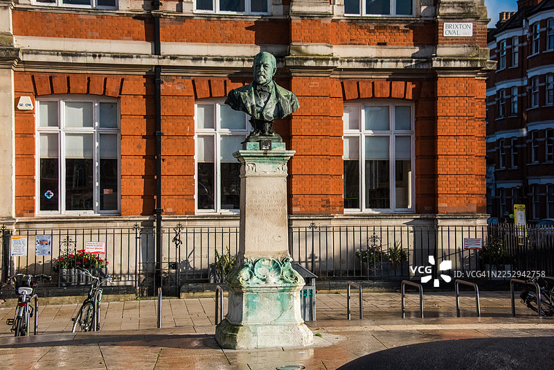 布里克斯顿图书馆前的亨利·泰特爵士青铜半身像图片素材