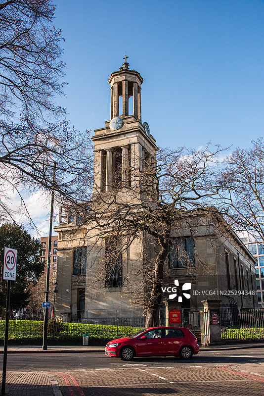 圣马太教堂塔楼和布里克斯顿山的交通图片素材