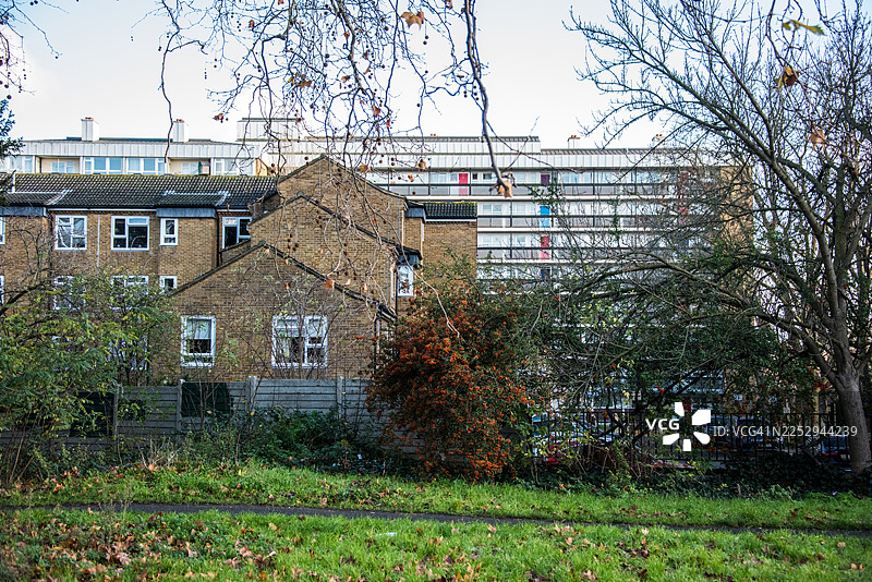 维多利亚式联排房屋和高层建筑的后视图图片素材