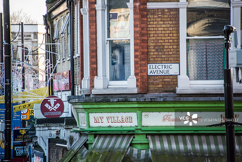 伦敦布里克斯顿商店门面上方的电动大道街牌图片素材
