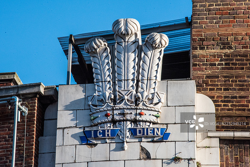 威尔士亲王羽毛浮雕装饰在装饰艺术风格的建筑外墙上图片素材