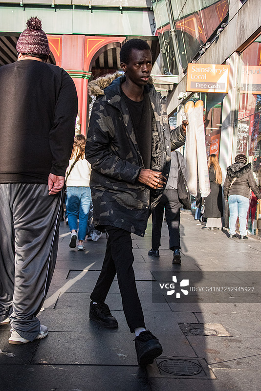 伦敦布里克斯顿中心区的购物者图片素材