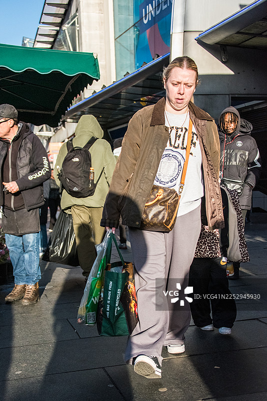 伦敦布里克斯顿中心区的购物者图片素材