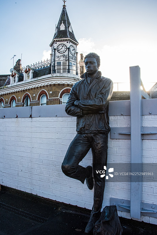 布里克斯顿车站站台上的人形青铜雕像图片素材