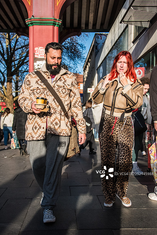 伦敦布里克斯顿中心区的购物者图片素材