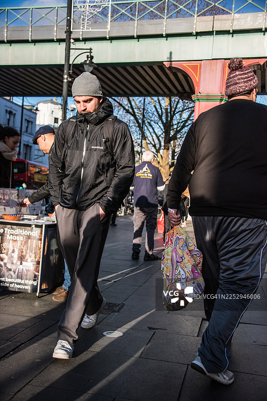 伦敦布里克斯顿中心区的购物者图片素材