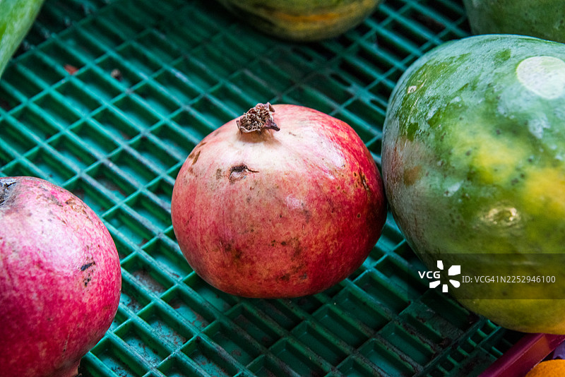 石榴和芒果在市场展销图片素材