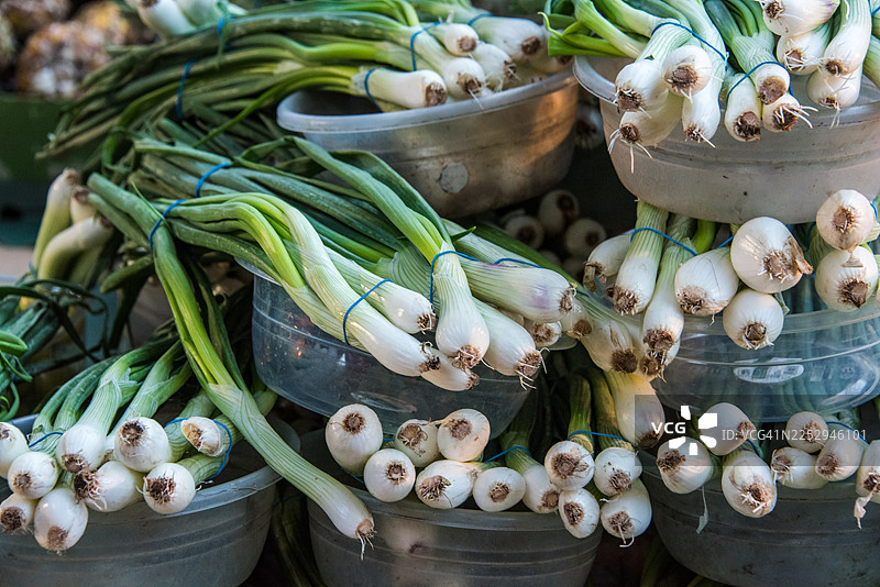 塑料碗中的春葱捆图片素材