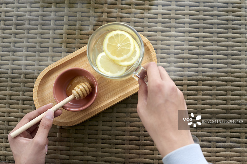 一个人在准备热柠檬蜂蜜饮品图片素材