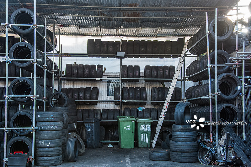 布里克斯顿工业区的轮胎存储架图片素材