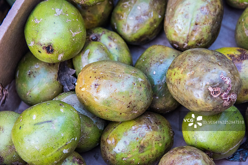 市场摊位上堆放着新鲜的五指毛桃图片素材