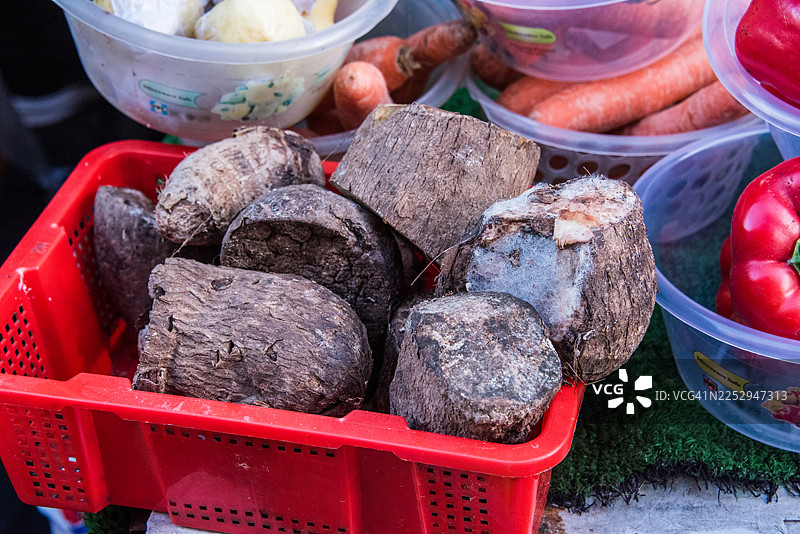 大芋头装在红色的市场箱子里图片素材
